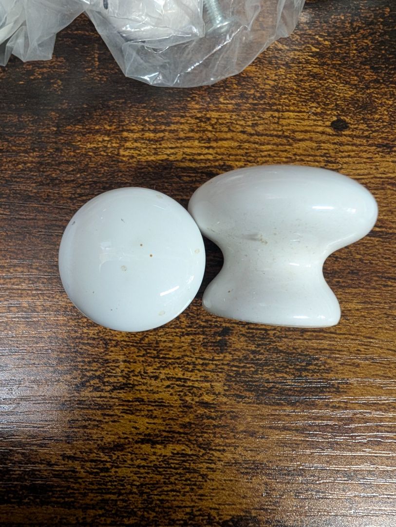 Smaller reproduction porcelain knob