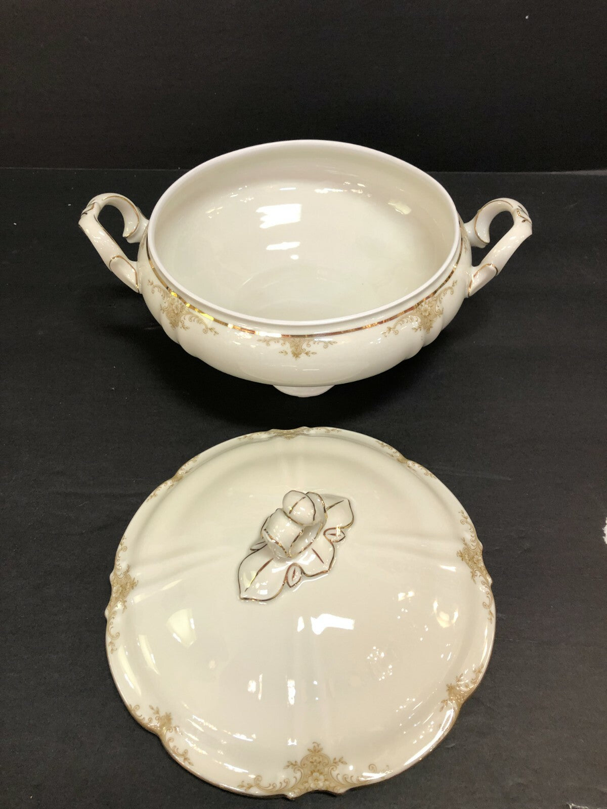 Hutschenreuther Covered Round Serving Bowl 9" x 6 "tall w lid ivory