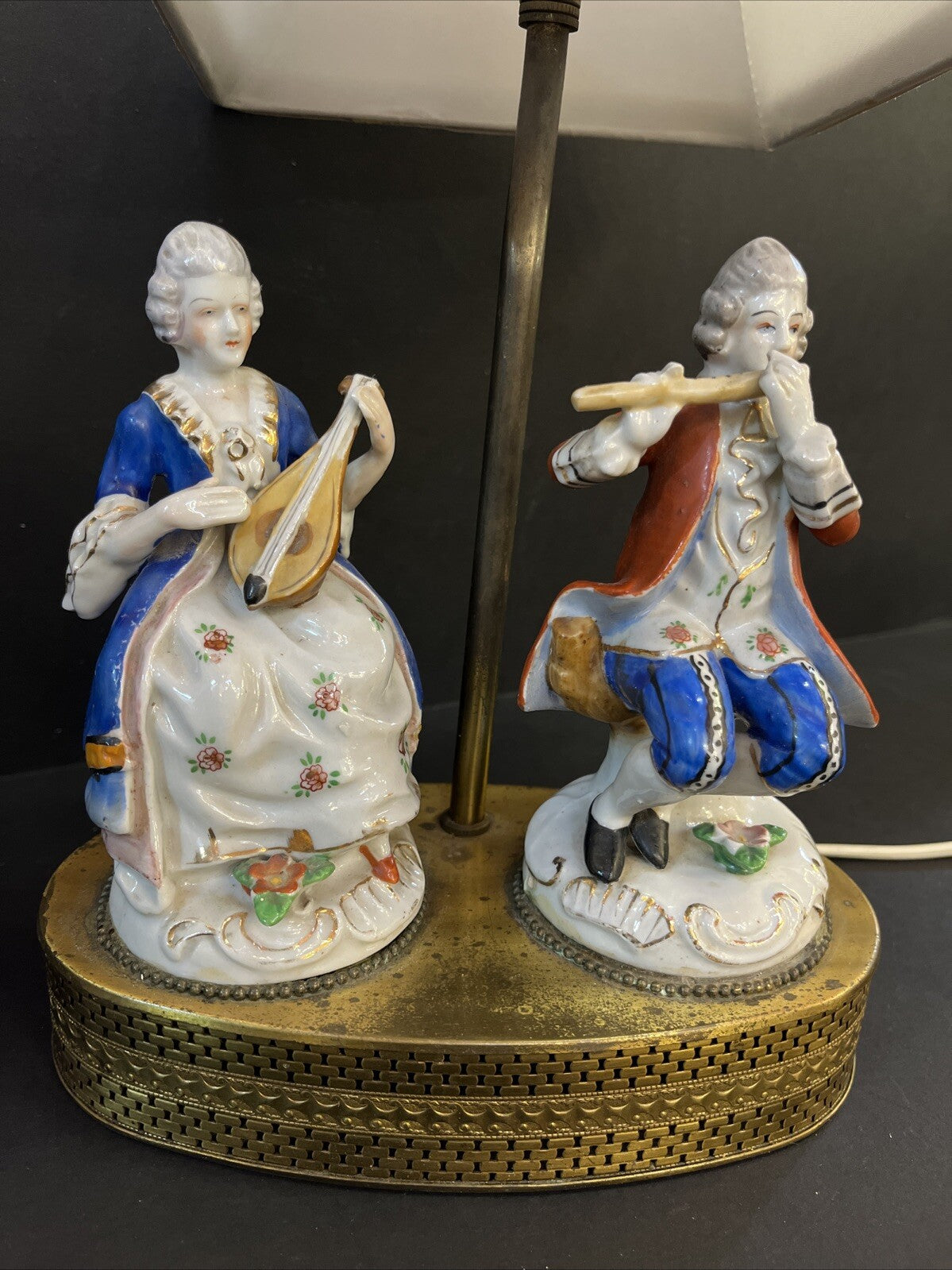 Vintage Victorian Figuiring Table Lamp. Light Bulb Is Not Included