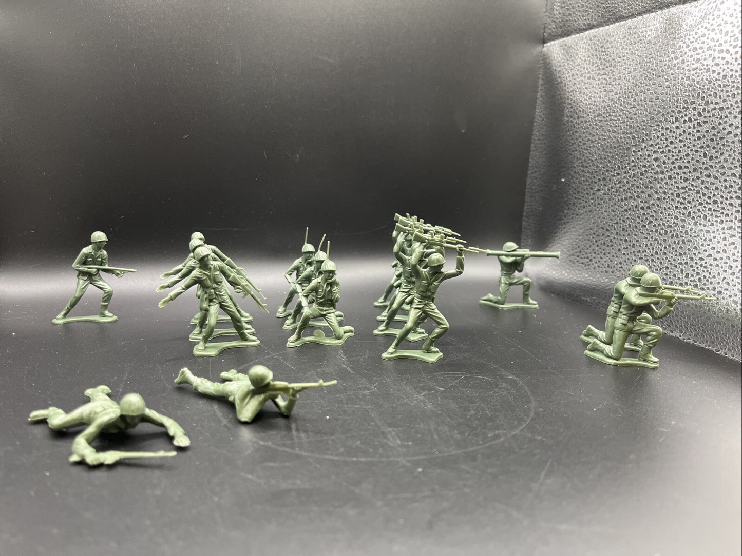 Vintage Toy Army Men Plastic Toy Lot, 16 Pieces, Green