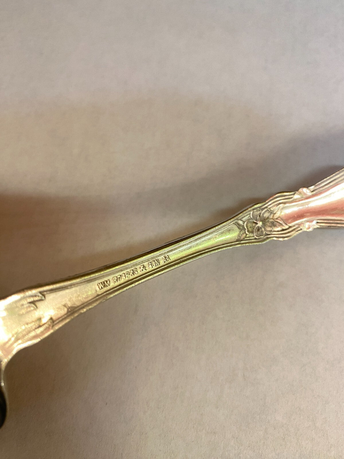VINTAGE WM ROGERS & SON LARGE SILVER PLATE AA GRAVY LADLE - "ARBUTUS" PATTERN