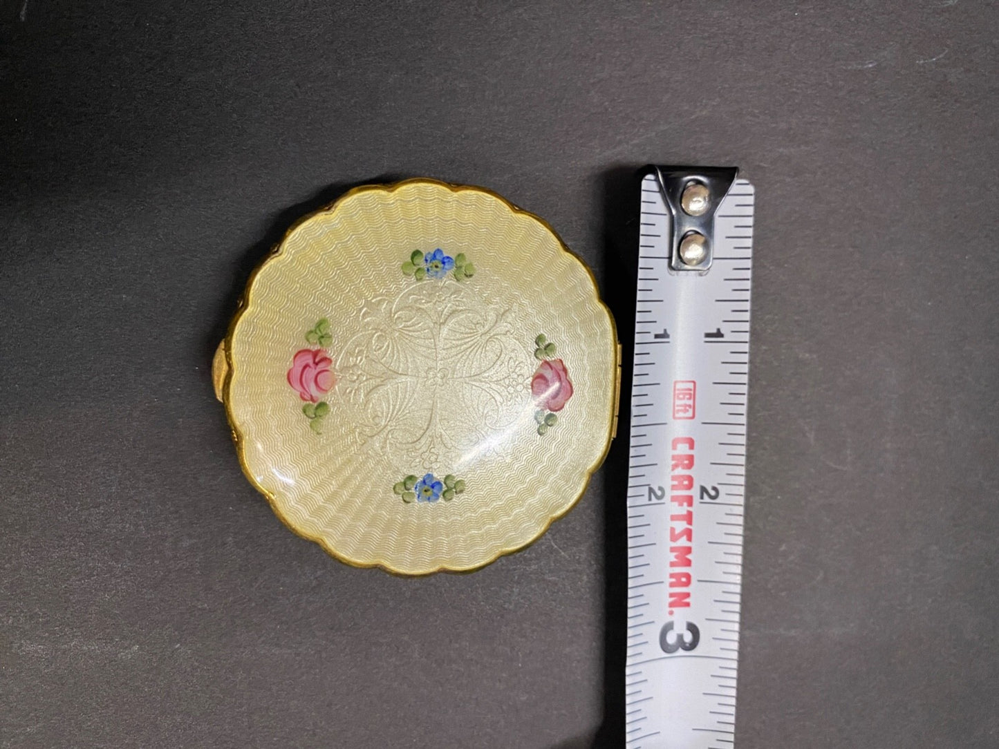VTG R&G CO. PASTEL YELLOW ENAMEL HAND PAINTED FLOWERS POWDER & BLUSH COMPACT
