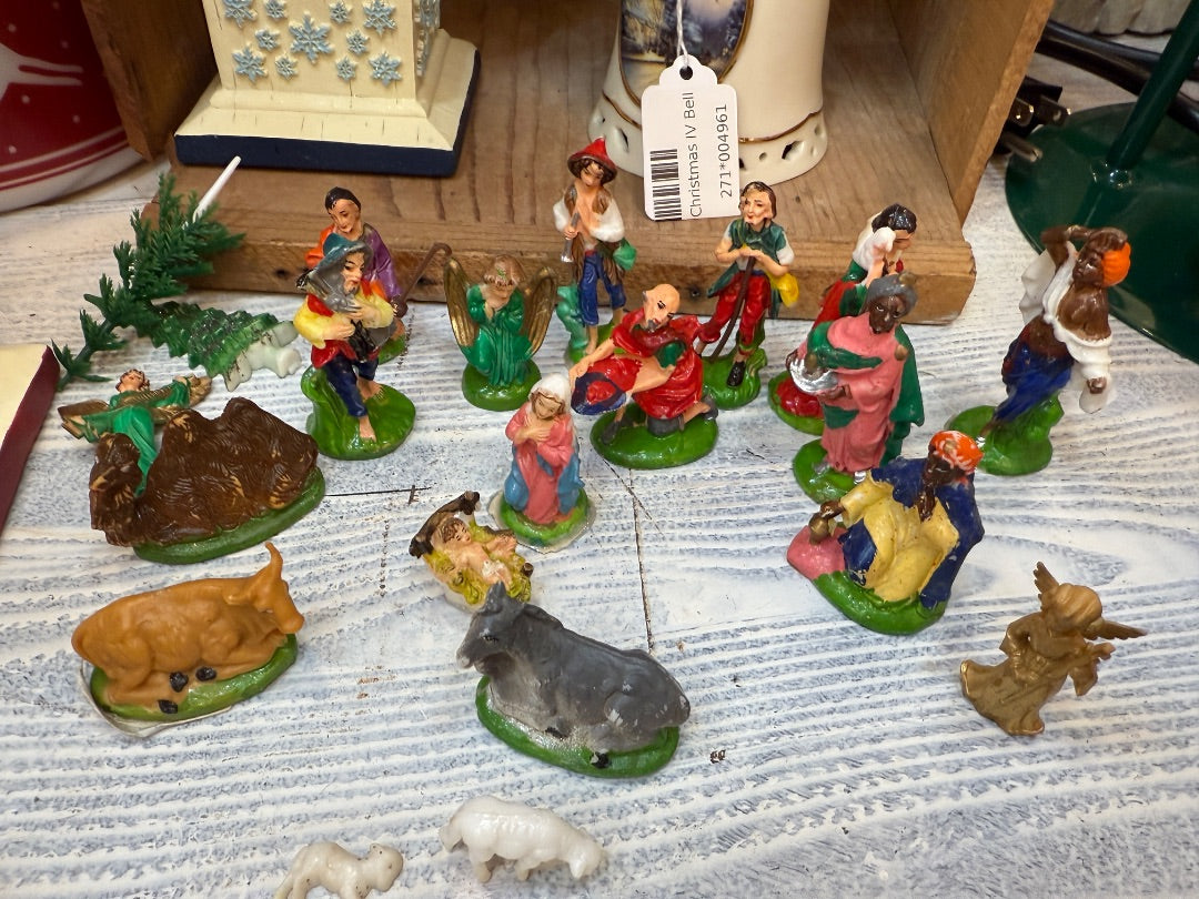 22 piece small vtg Plastic Nativity