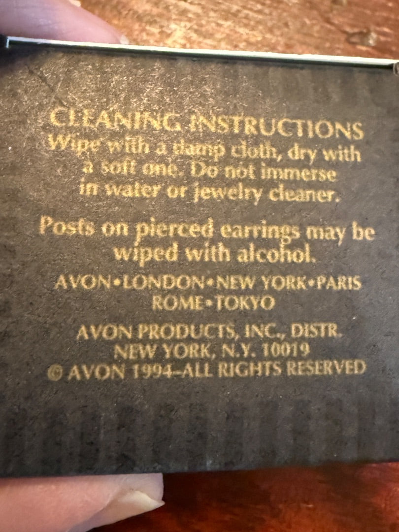 Gold AVON Victoria Rose Necklace