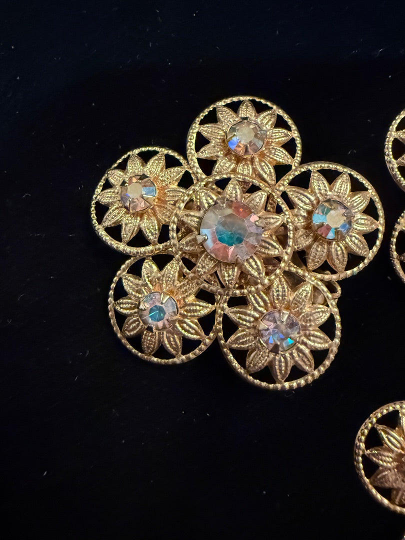 Gold Unsigned 1970's clip earrings