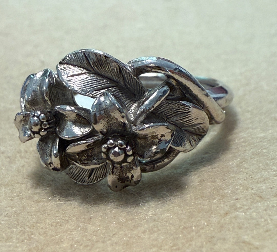 Silver AVON Ring Size 5 Flowers