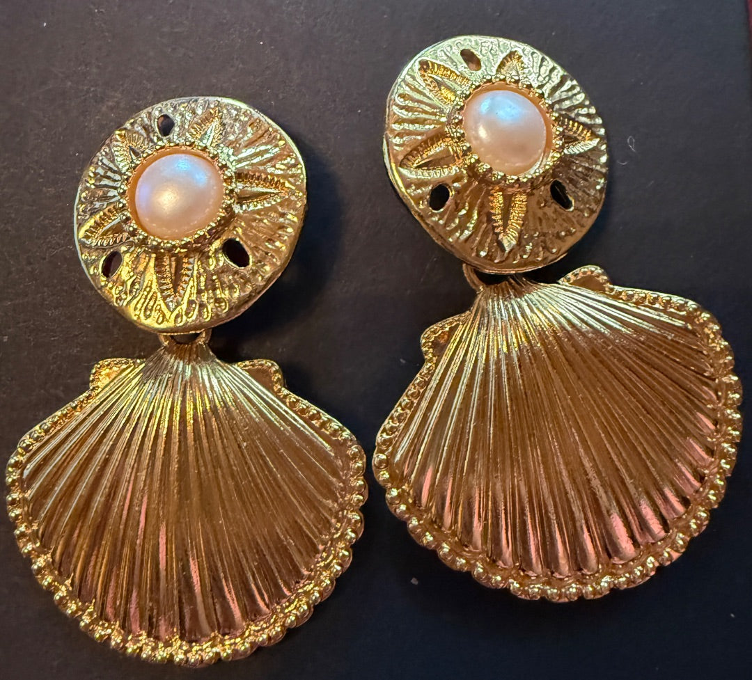 Vintage AVON KDJ Kenneth J Lane Pearl Shell Clip Earrings Gold Toned
