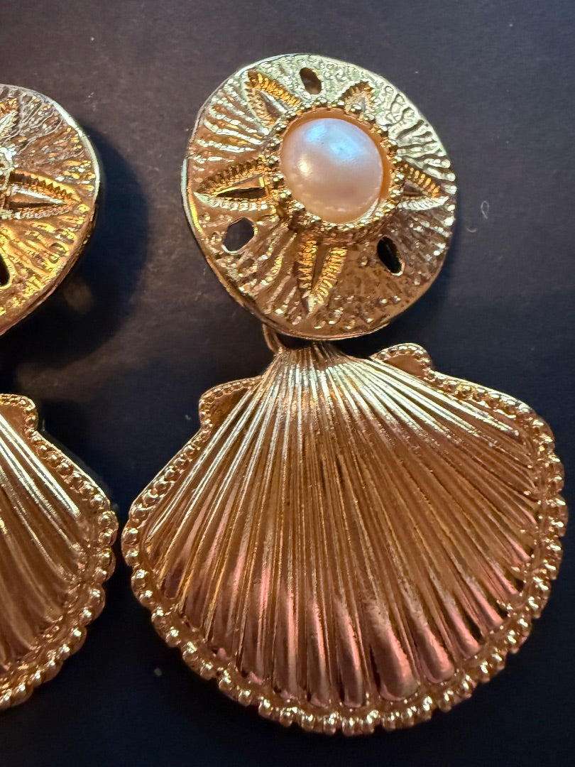 Vintage AVON KDJ Kenneth J Lane Pearl Shell Clip Earrings Gold Toned