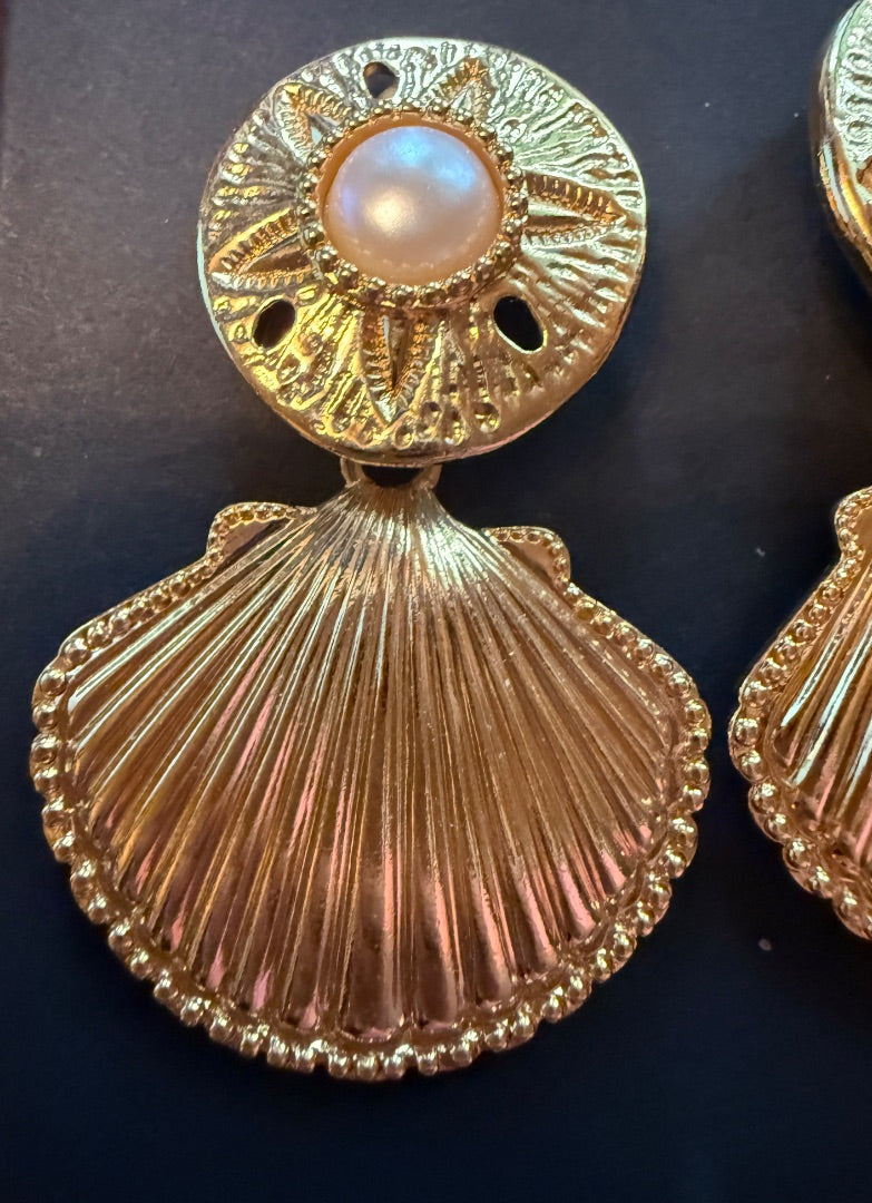 Vintage AVON KDJ Kenneth J Lane Pearl Shell Clip Earrings Gold Toned