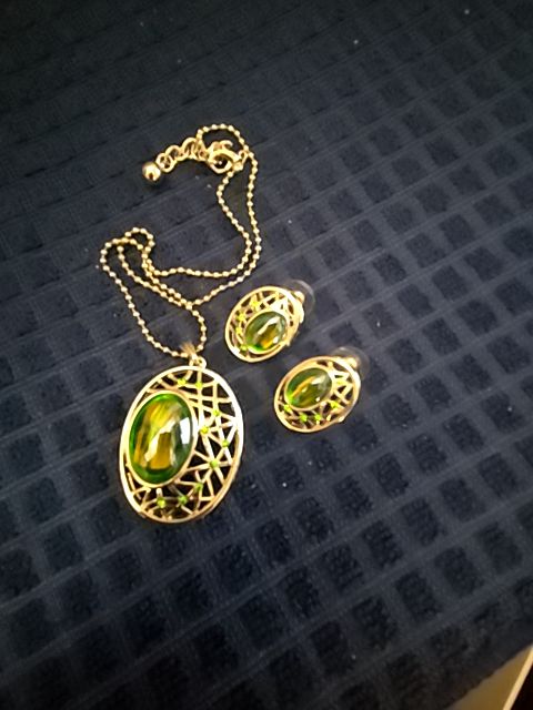 Green stone necklace/earrings