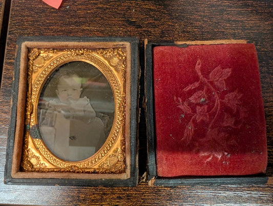 Ambrotype photograph of child.
