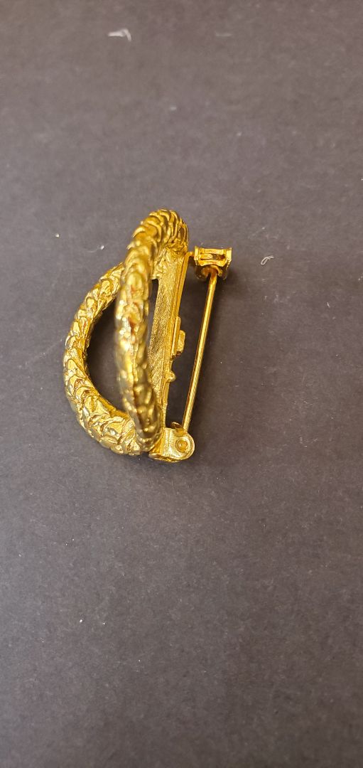Wreath-like Scarf Clip