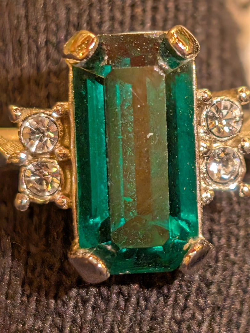 Emerald Green AVON Ring, 4.75