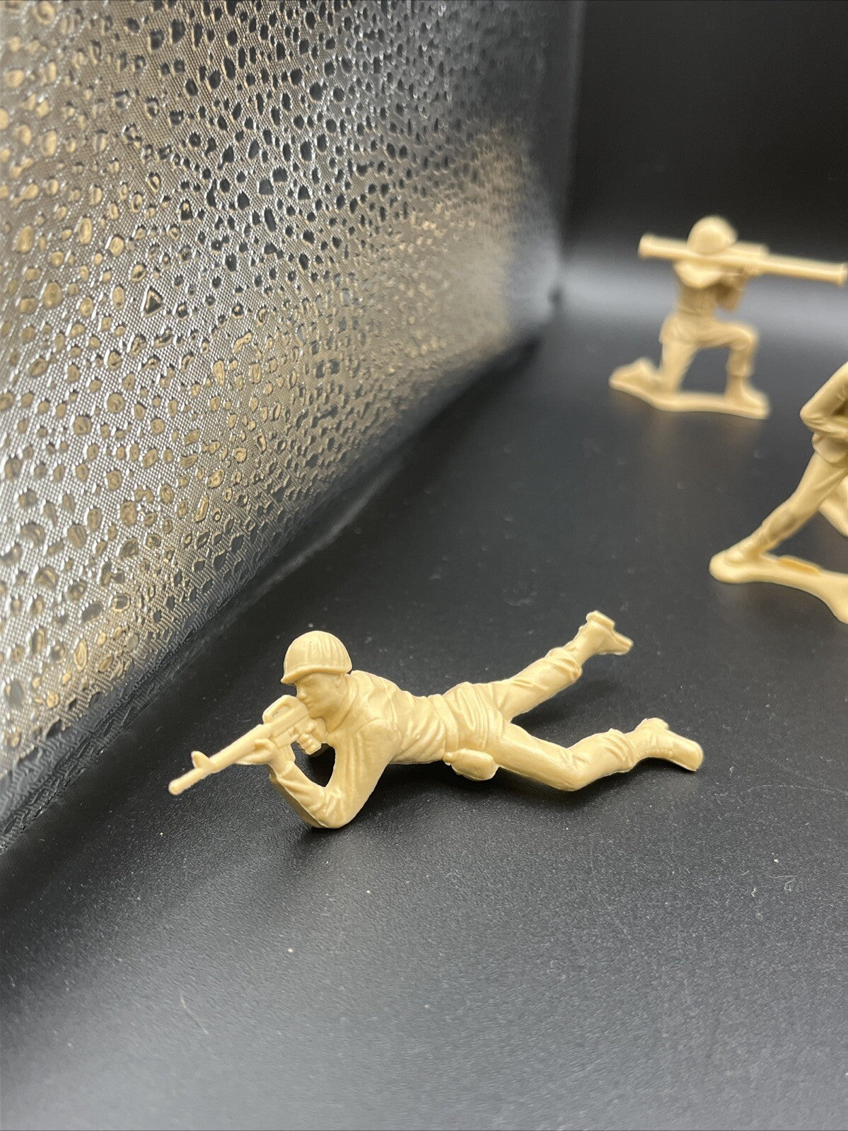 VINTAGE  19 TOY PLASTIC BEIGE ARMY SOLDIER MANY POSITION   G23