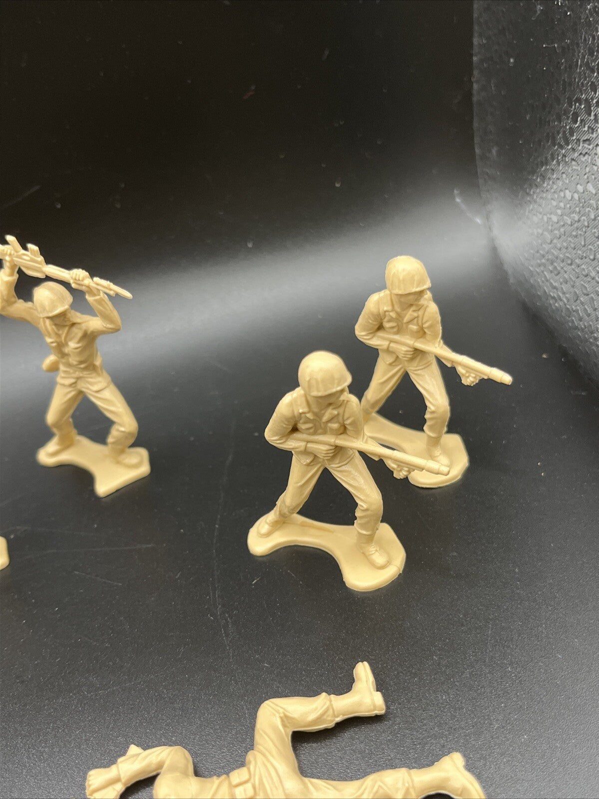 VINTAGE  19 TOY PLASTIC BEIGE ARMY SOLDIER MANY POSITION   G23