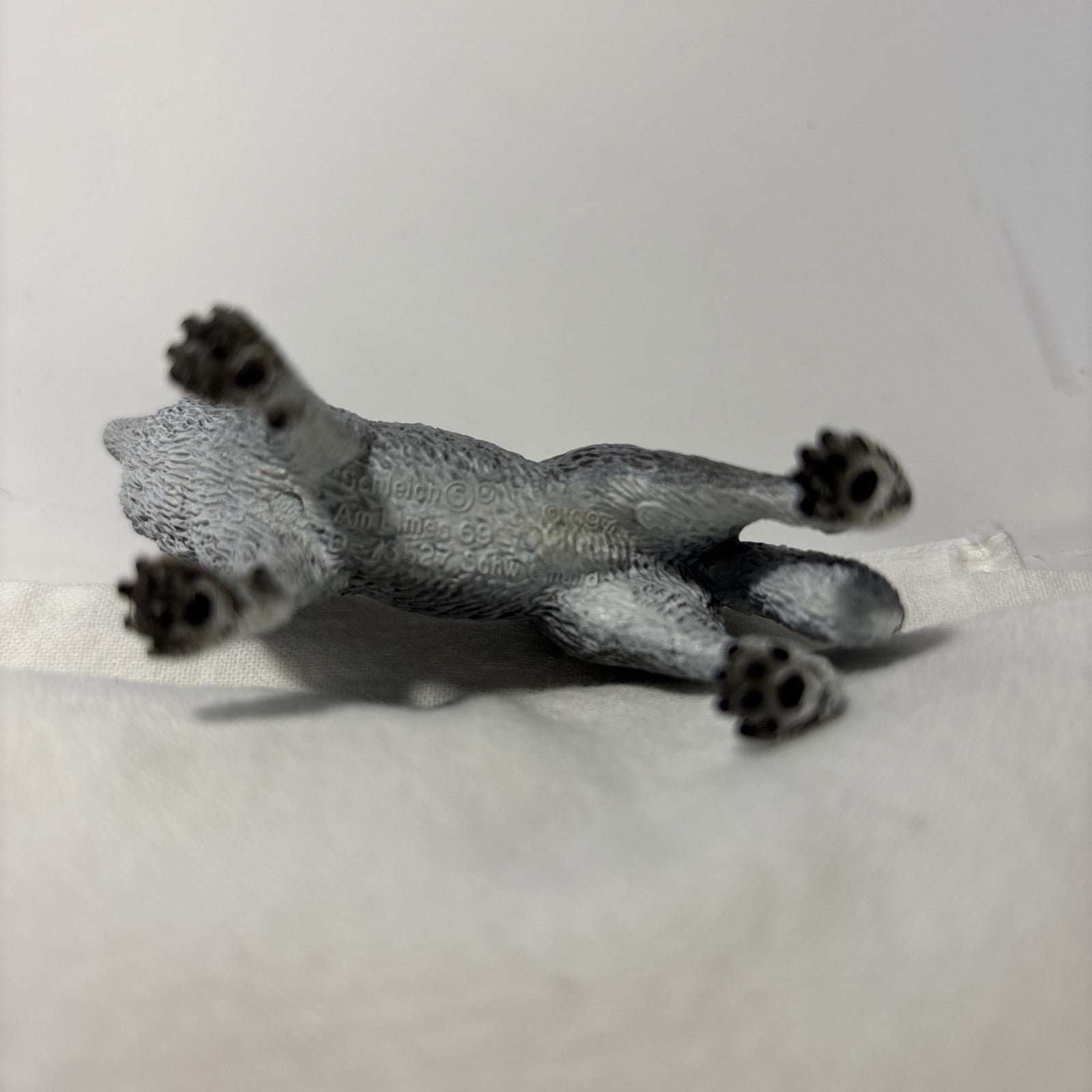 2009 Schleich Howling Gray Wolf Coyote Dog Toy  Retired
