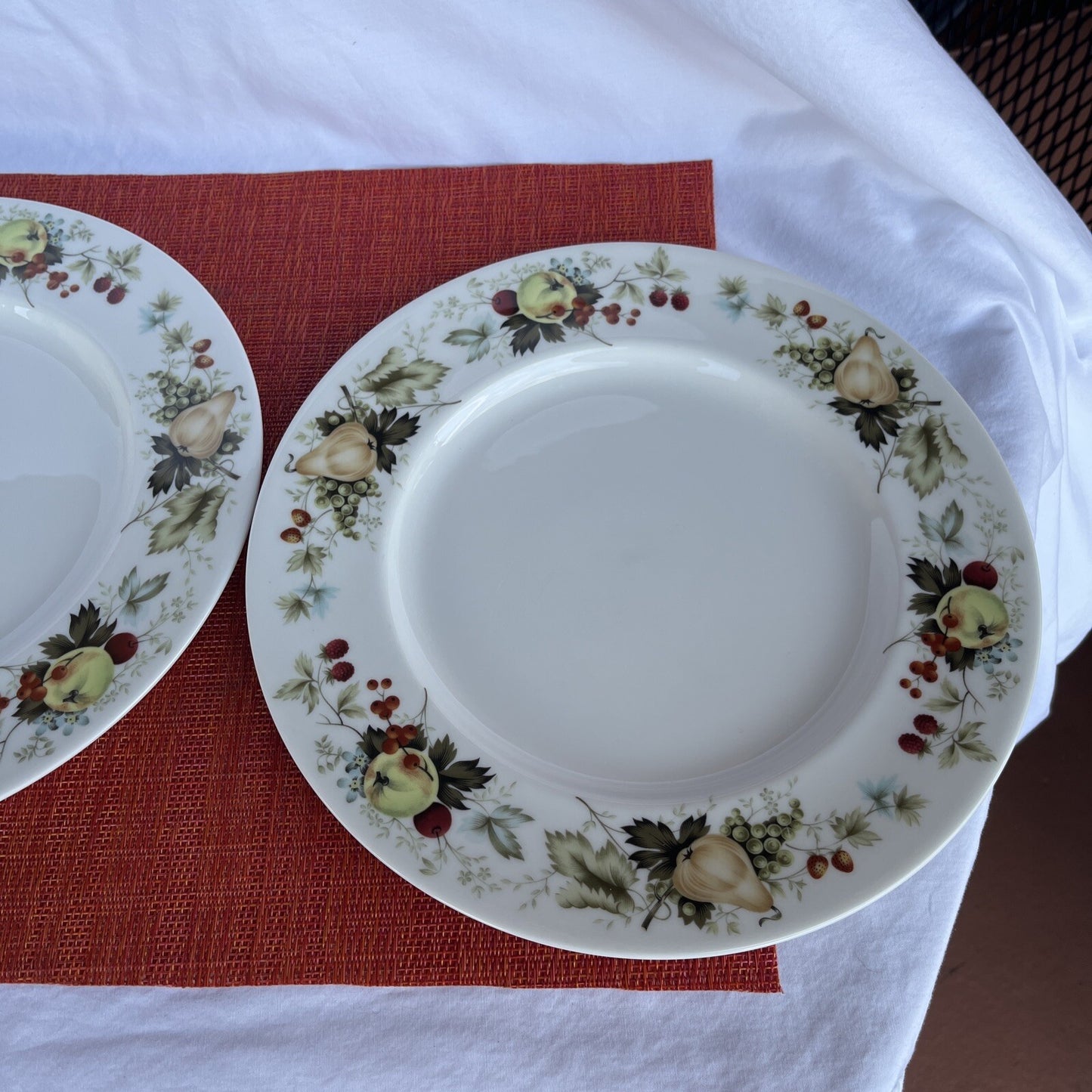 Royal Doulton MIRAMONT 2 Dinner Plates QTC1022 LIGHT USE