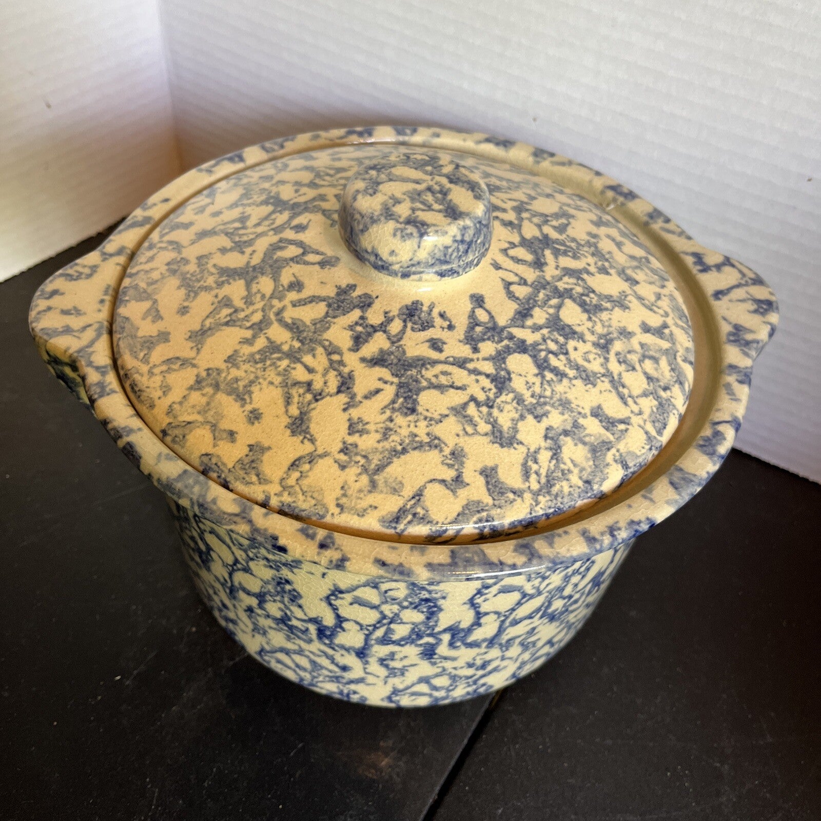 Vintage Spongeware Roseville Ohio Dutch Oven w/lid