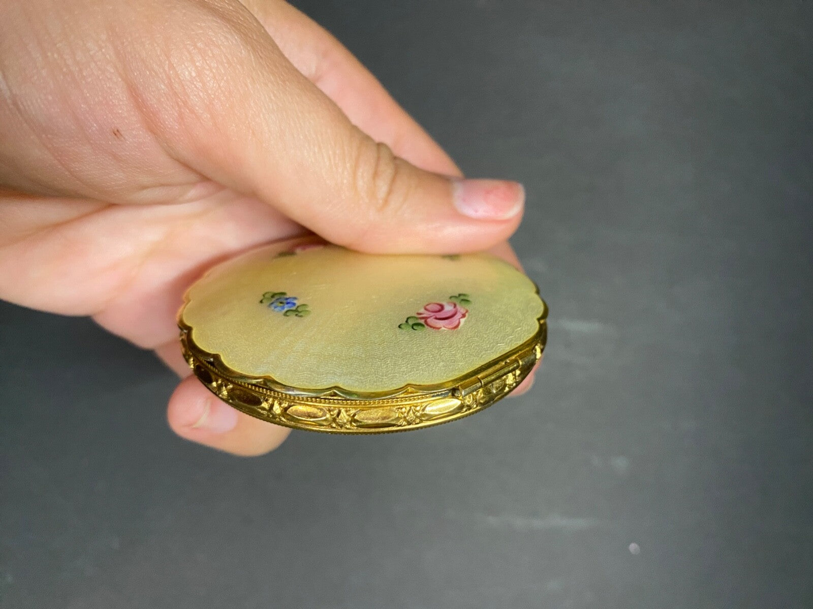 VTG R&G CO. PASTEL YELLOW ENAMEL HAND PAINTED FLOWERS POWDER & BLUSH COMPACT
