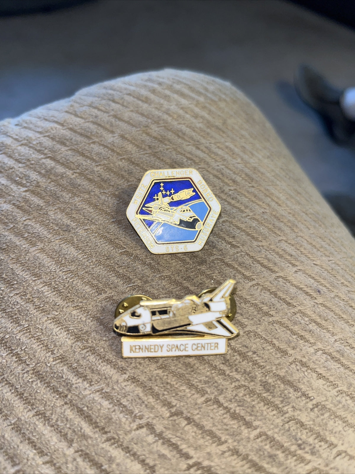 Kennedy Space Center Travel Souvenir Collector Pin - Space Shuttle - (2)