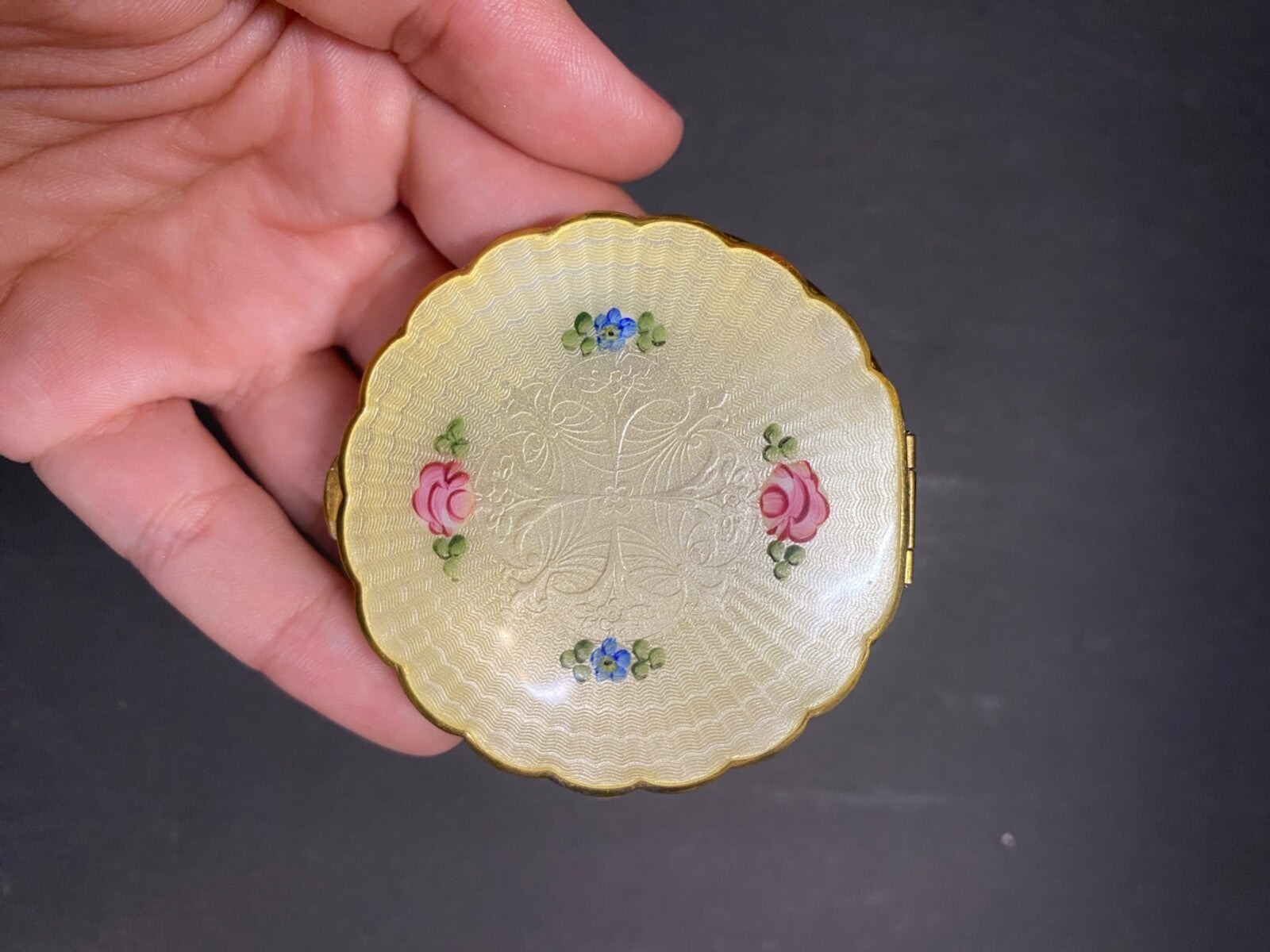 VTG R&G CO. PASTEL YELLOW ENAMEL HAND PAINTED FLOWERS POWDER & BLUSH COMPACT