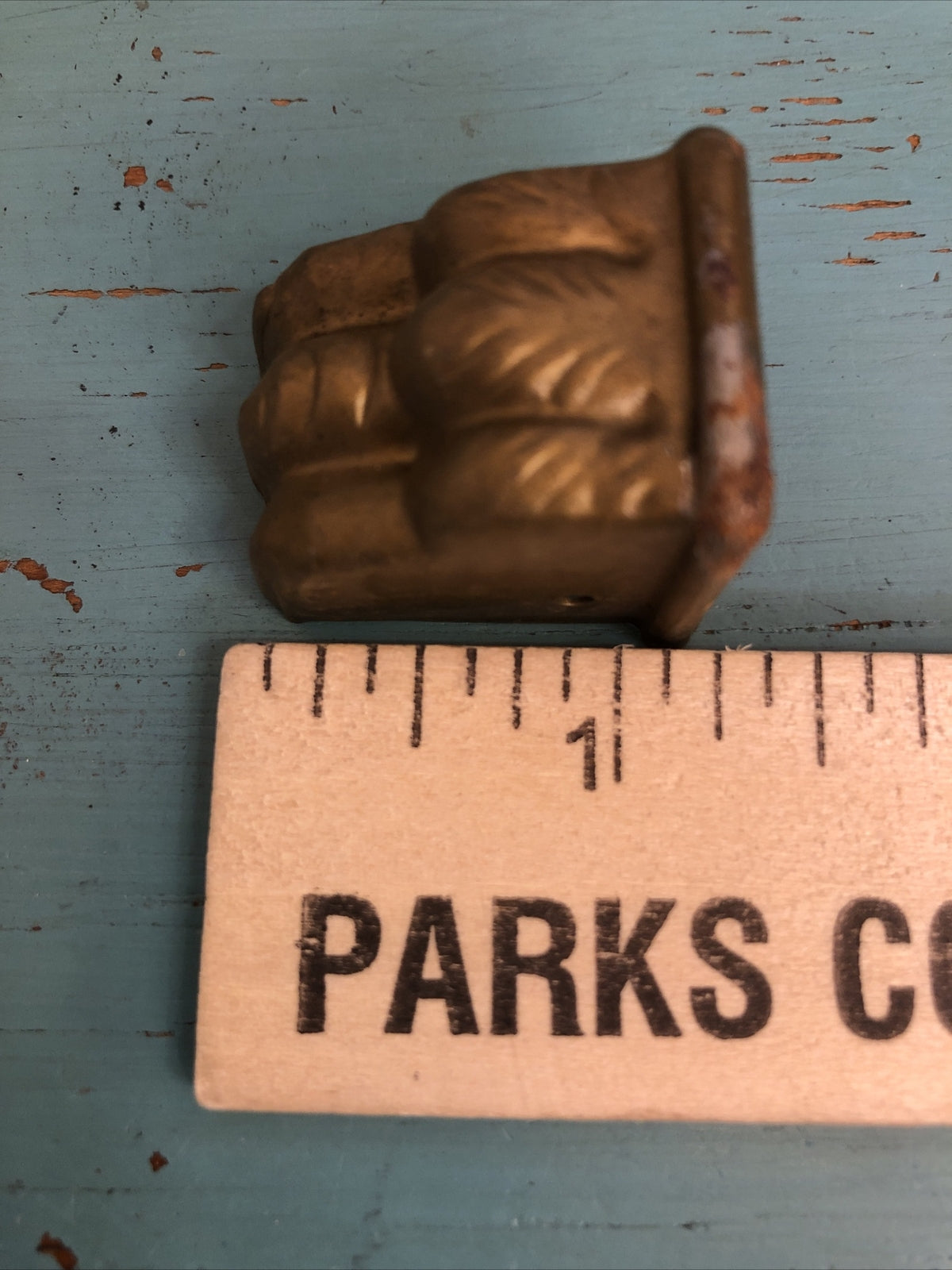 SMALL SINGULAR ANTIQUE BRASS 3-TOED CLAW FOOT SALVAGE