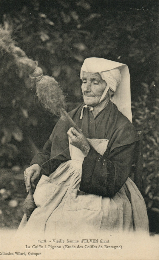 1418 Vieille femme d'ELVEN filant La Coiffe a Pignon French France Folklore