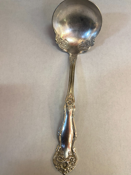 VINTAGE WM ROGERS & SON LARGE SILVER PLATE AA GRAVY LADLE - "ARBUTUS" PATTERN