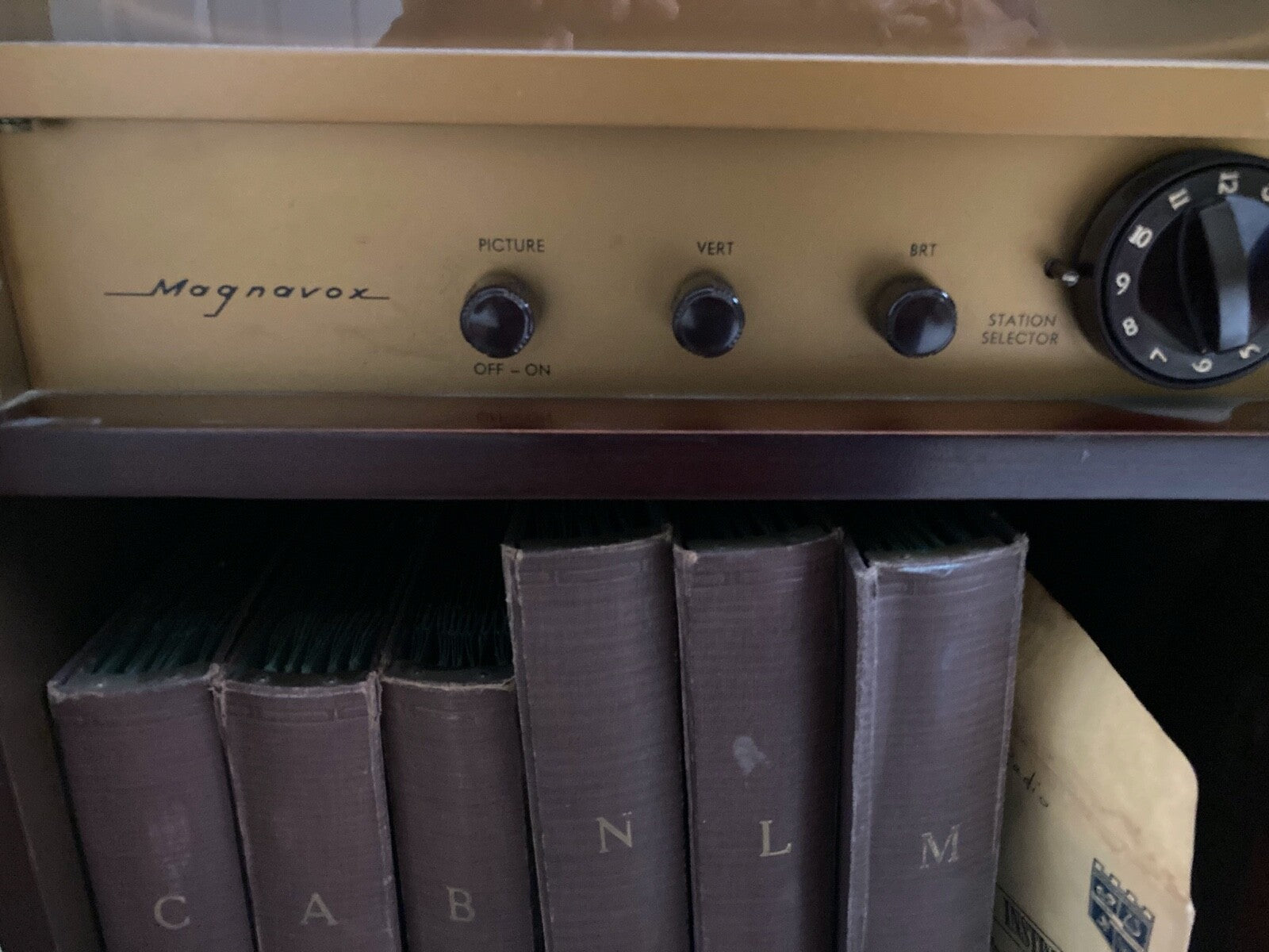 Vintage Cherry Magnavox Model 378M Radio television Phonograph CONSOLE TV 