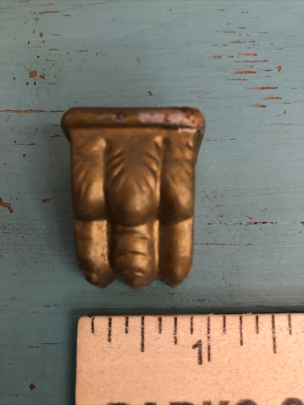 SMALL SINGULAR ANTIQUE BRASS 3-TOED CLAW FOOT SALVAGE