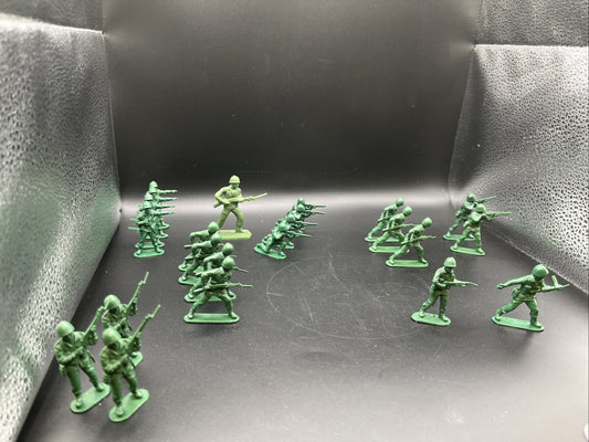 Vintage Toy soldiers Army Men Plastic, 23 Pieces, Green