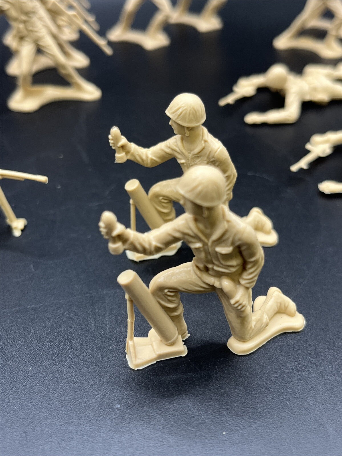 VINTAGE  19 TOY PLASTIC BEIGE ARMY SOLDIER MANY POSITION   G23