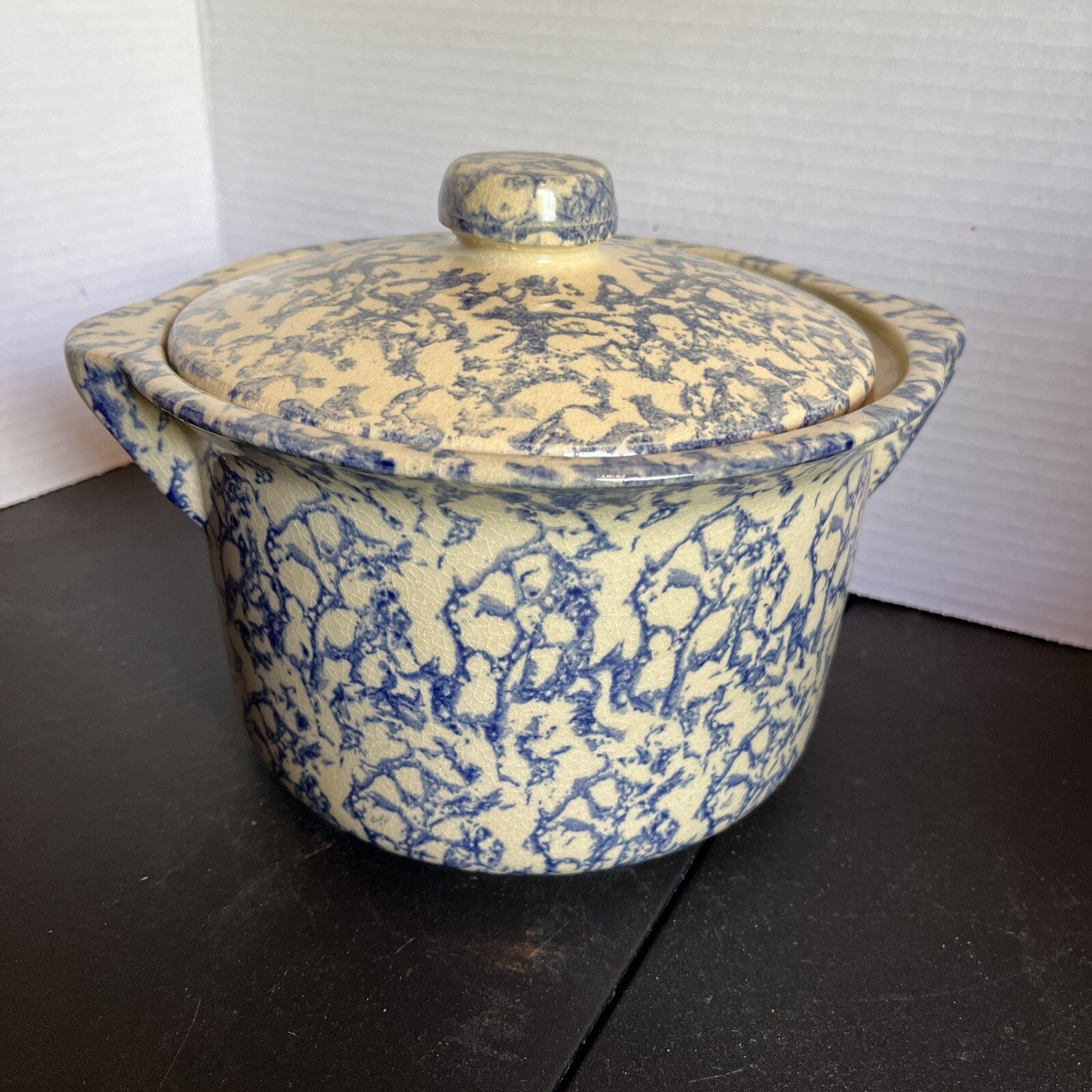 Vintage Spongeware Roseville Ohio Dutch Oven w/lid