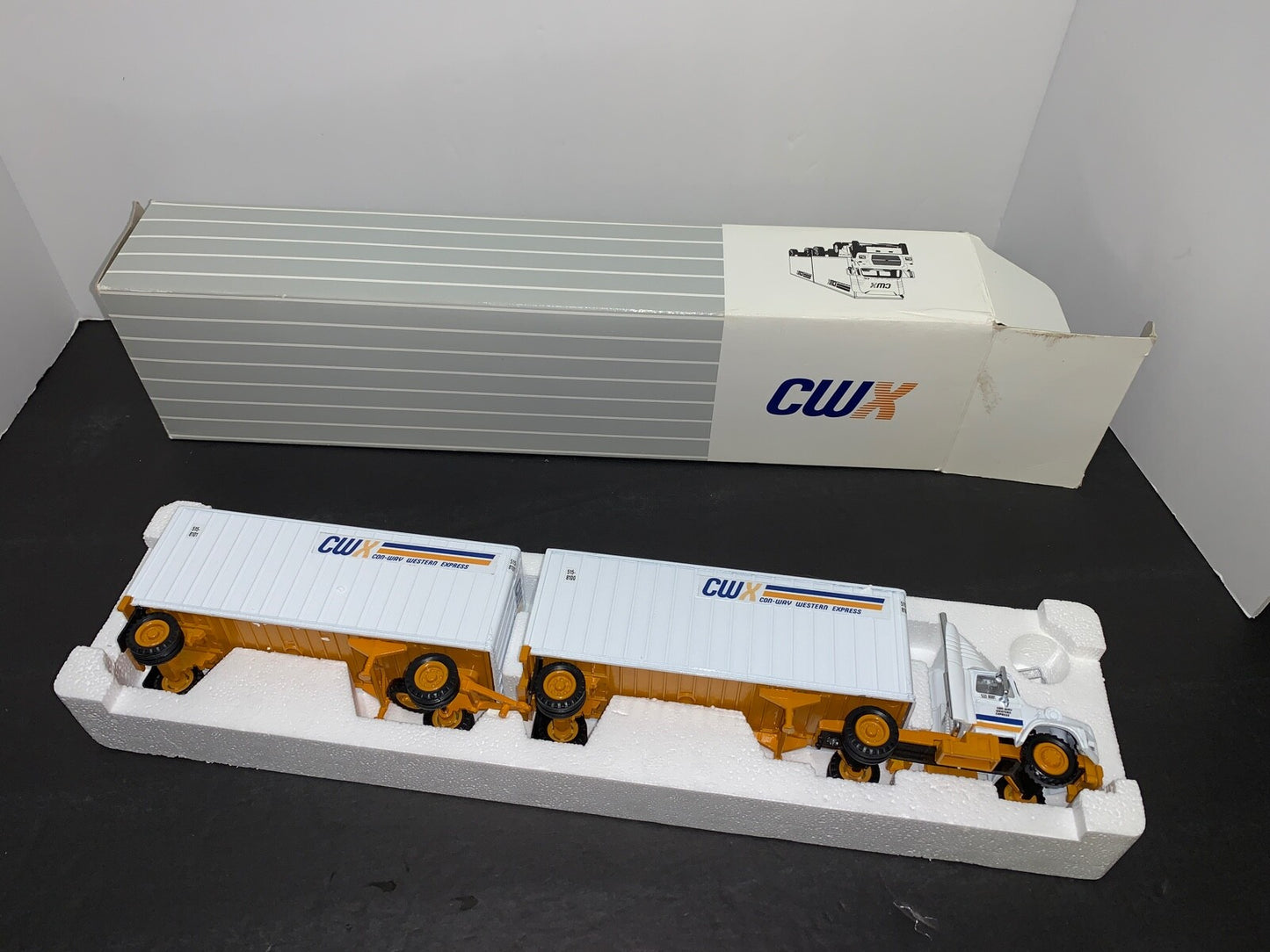 Con-way Western Express CWX 1/53 Scale Model Semi with Tandem Trailer