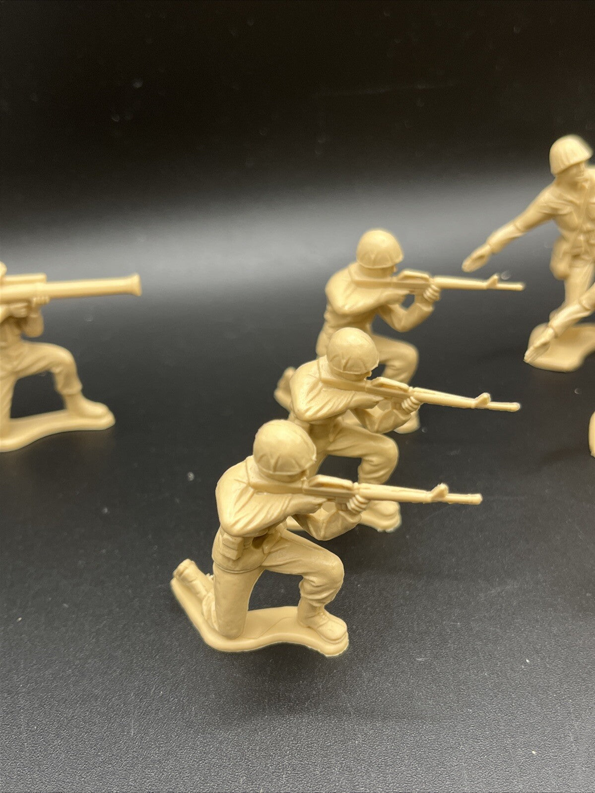 VINTAGE  19 TOY PLASTIC BEIGE ARMY SOLDIER MANY POSITION   G23