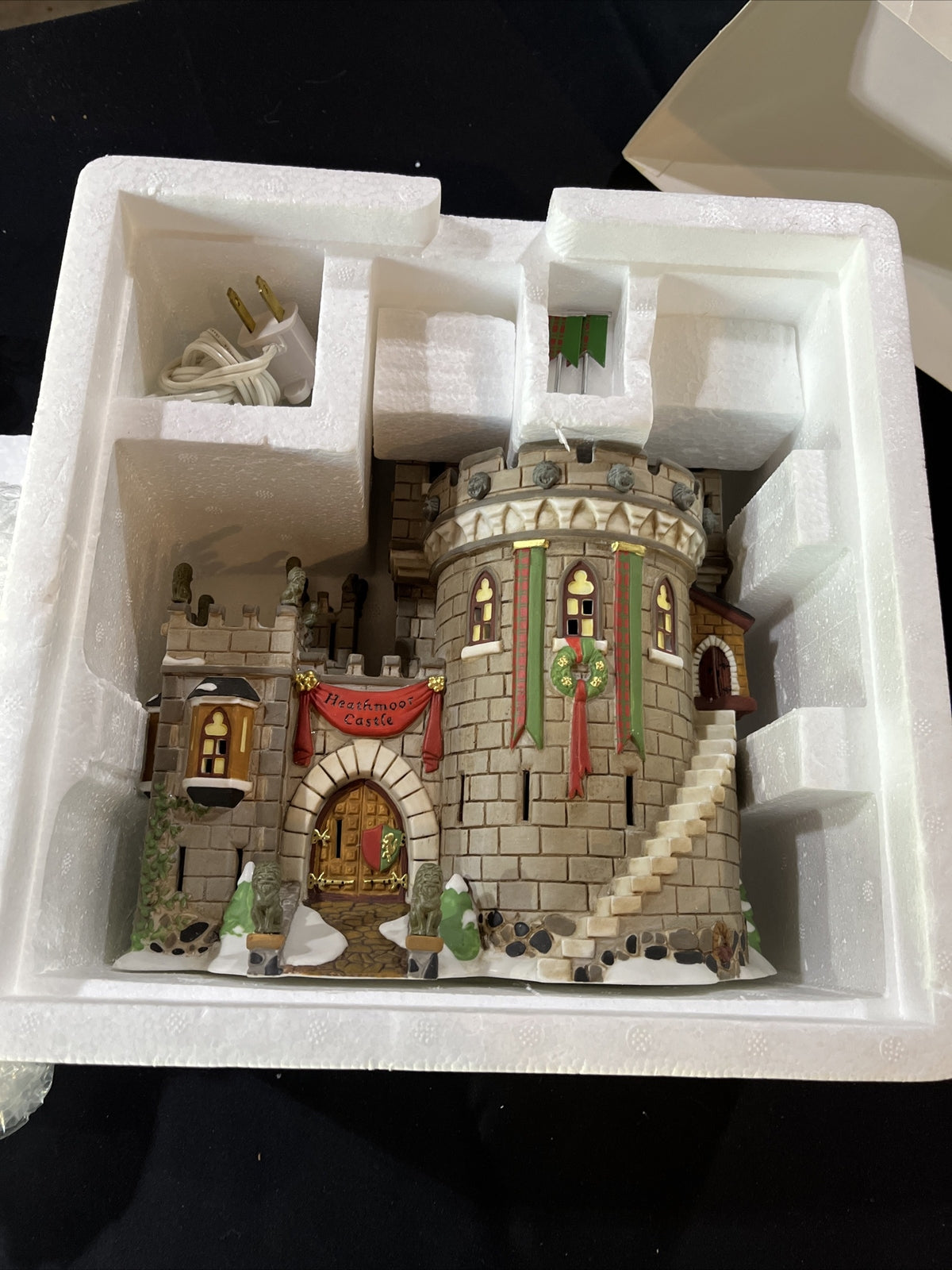 Dept 56 Dickens Village Heathmoor Castle #5831-3 1999 in box w/ lights