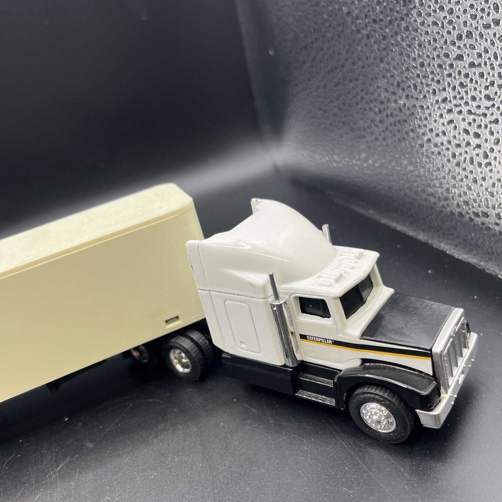 Ertl 1/64 Scale Diecast 7705 - Kenworth Truck & Trailer CAT - White
