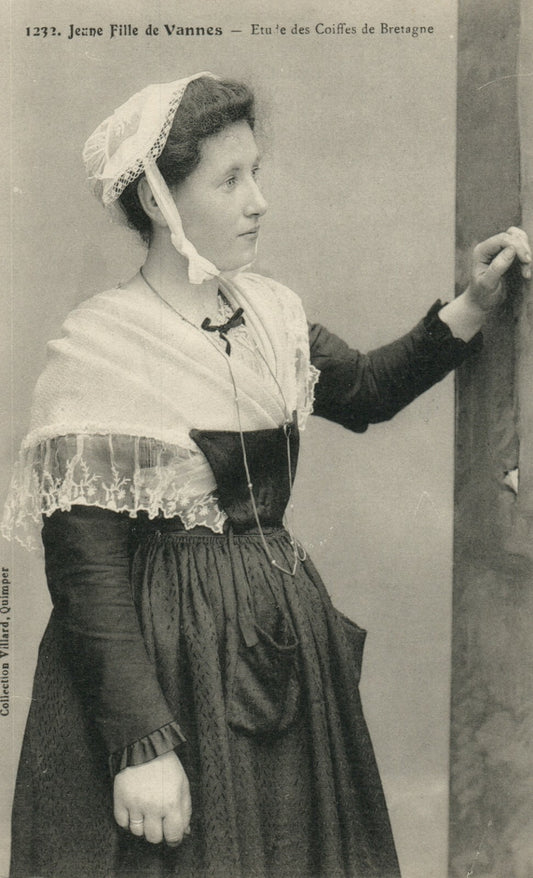  1232 Jenne Fille de Vannes Etude Coiffes de Bretagne French France Folklore