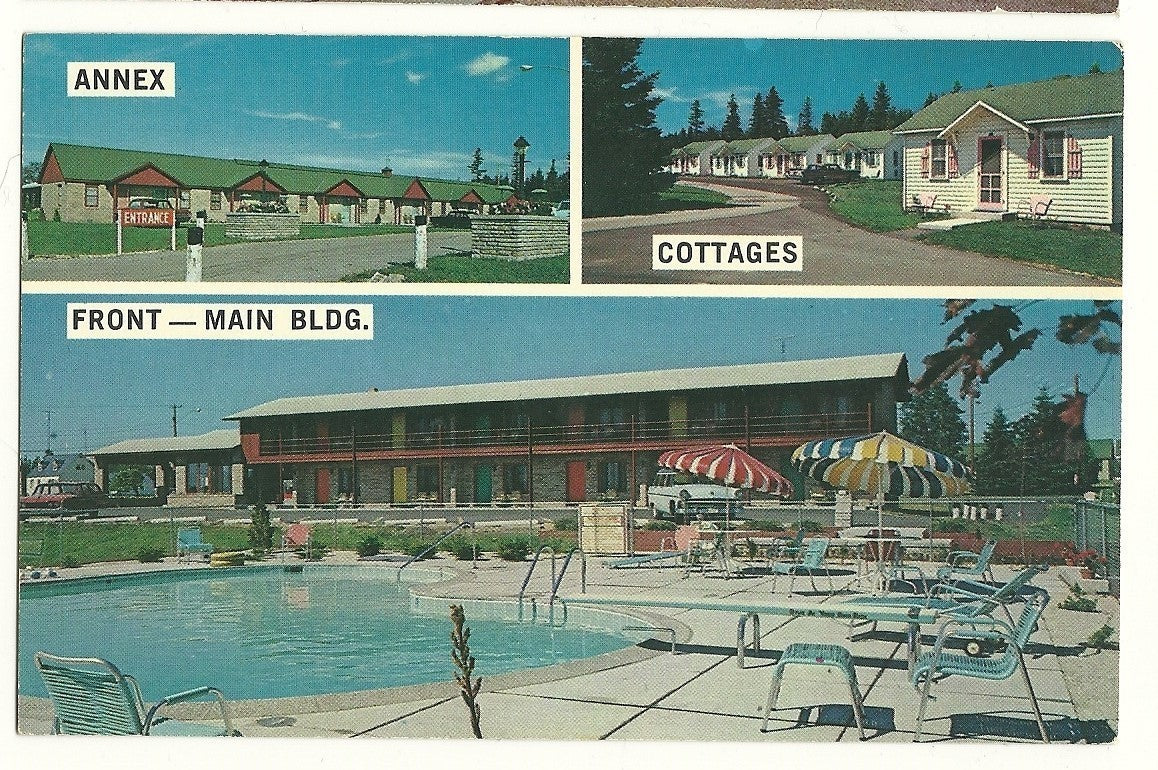 Straits Breeze Motel St. Ignace MI Michigan AAA Pool Umbrella Cottages Post Card