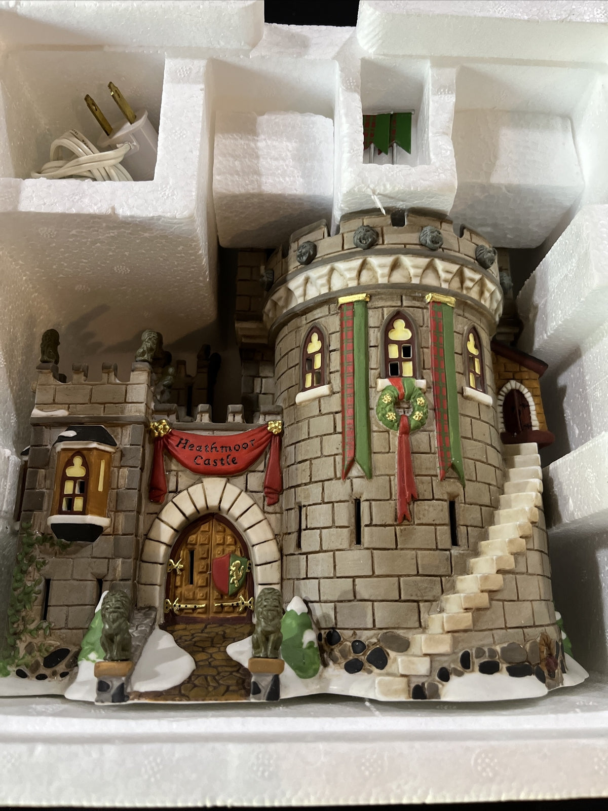 Dept 56 Dickens Village Heathmoor Castle #5831-3 1999 in box w/ lights