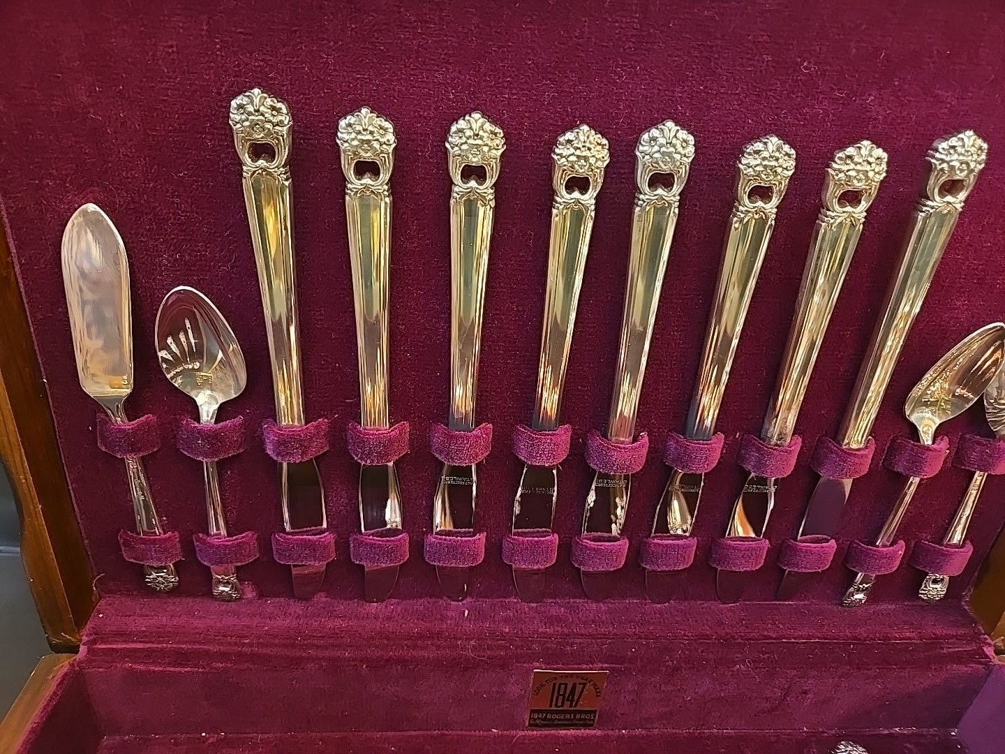1847 Rogers Bros  Silverware "Eternally Yours"  Set of 52 pc With Storage Box IS