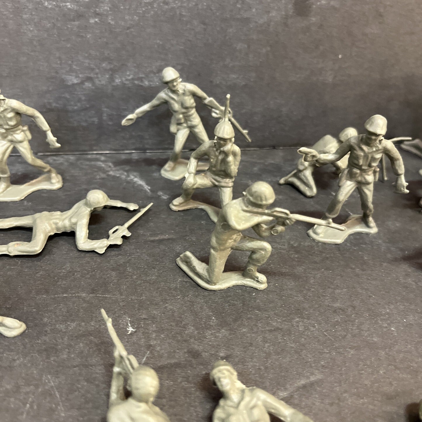 Lot of 30 Vintage 2" Green Plastic Toy Soldiers Army Men