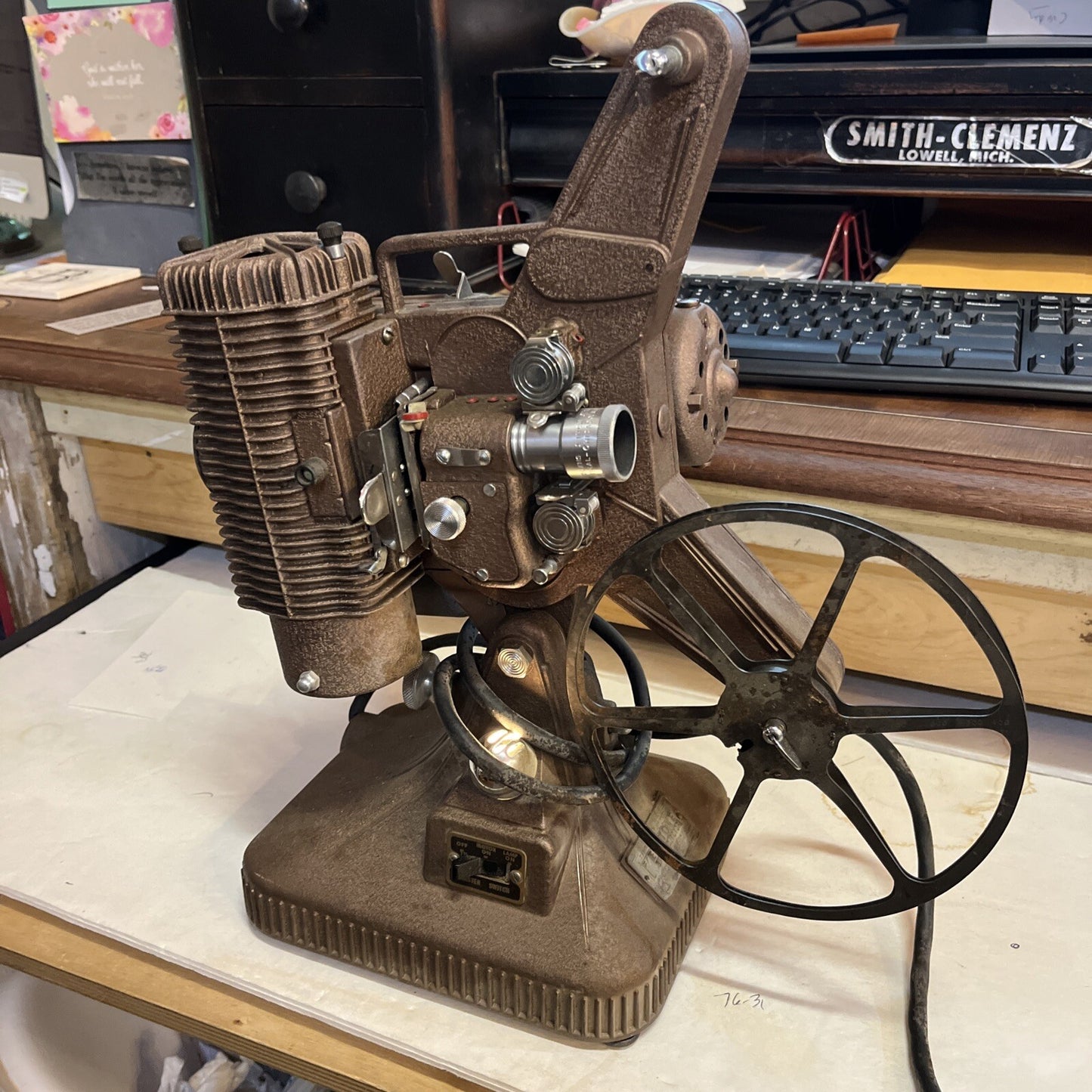 MOVIE PROJECTOR (KEYSTONE) works! ~BEAUTIFULLY DESIGNED  Regal K109 8mm