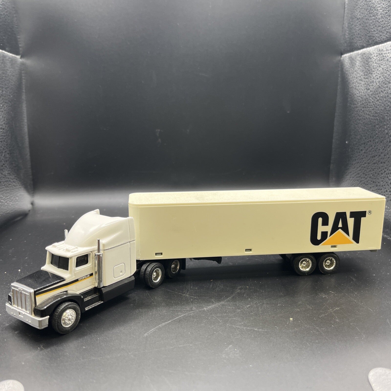 Ertl 1/64 Scale Diecast 7705 - Kenworth Truck & Trailer CAT - White