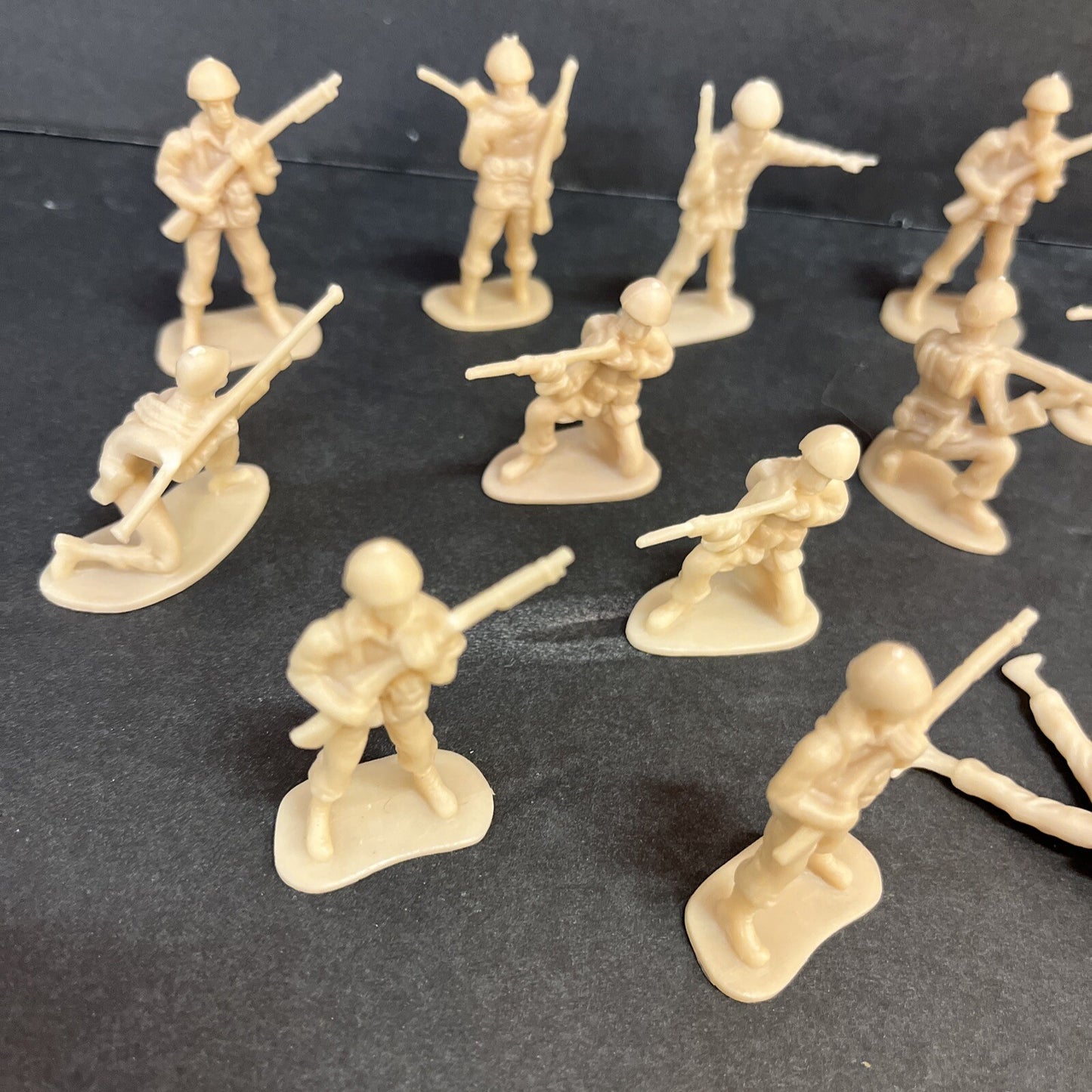 Classic 17 Tan Toy Soldiers plastic 2” army men