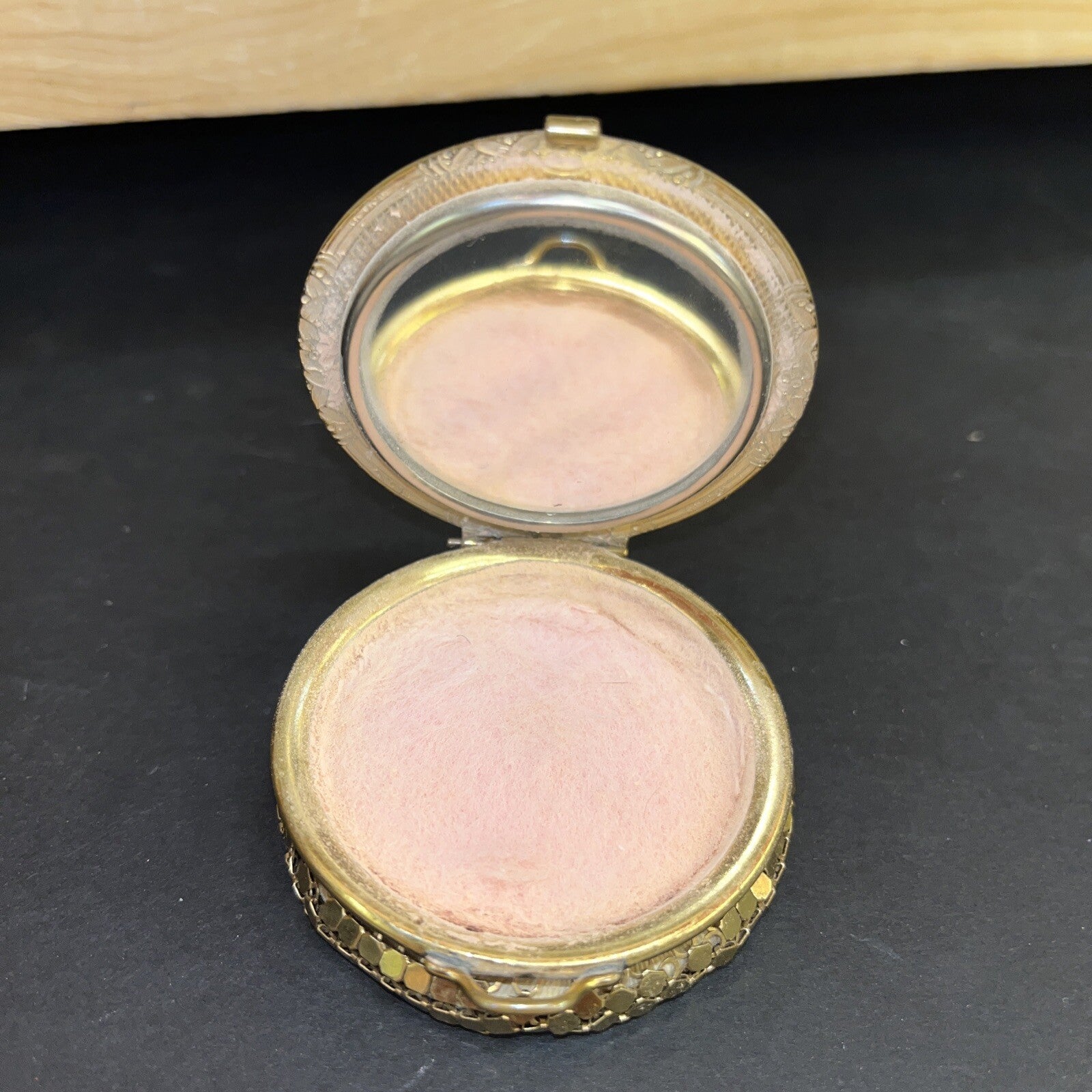 Rare Vintage Compact Gold Mesh 1950's Gold Tone Compact Powder/blush