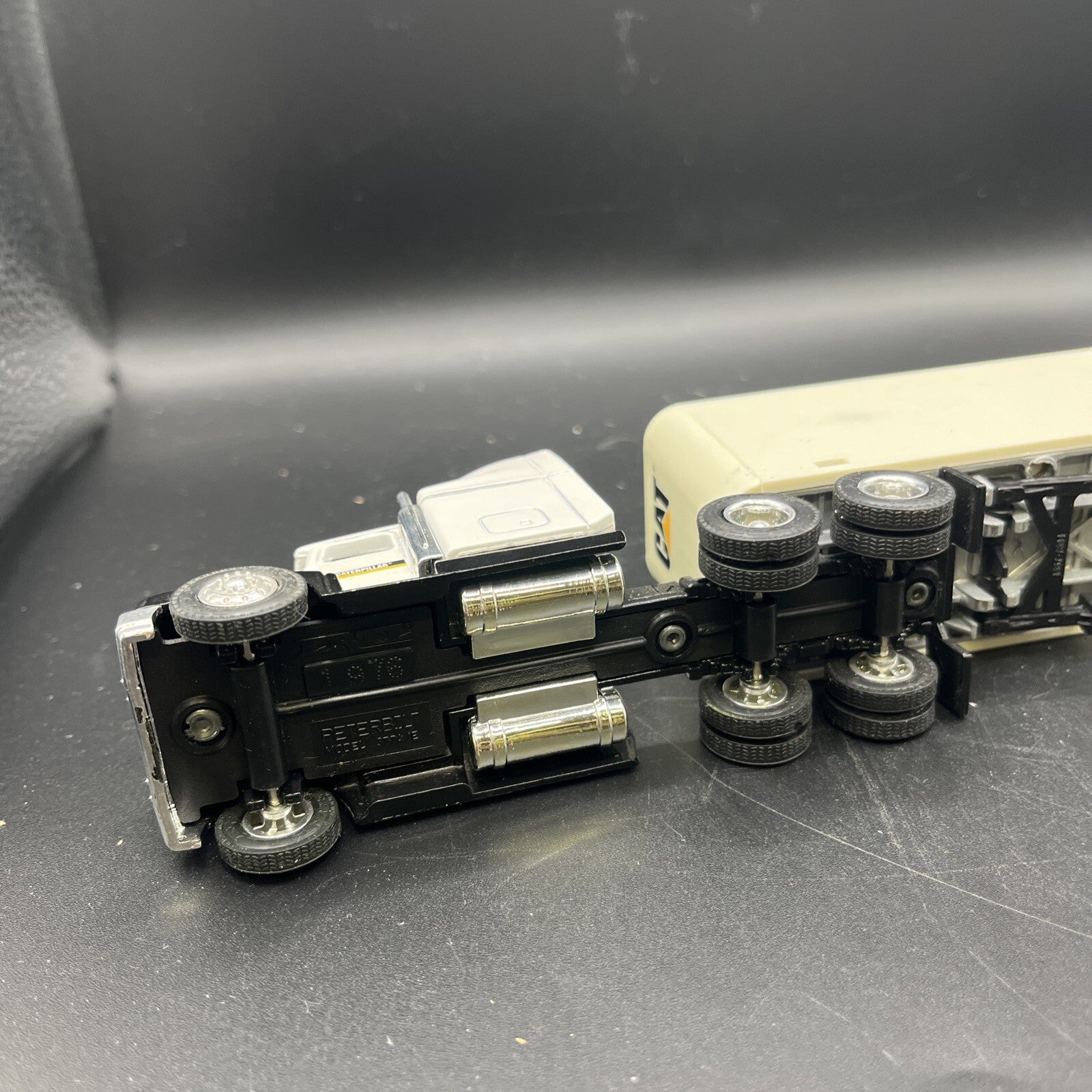 Ertl 1/64 Scale Diecast 7705 - Kenworth Truck & Trailer CAT - White