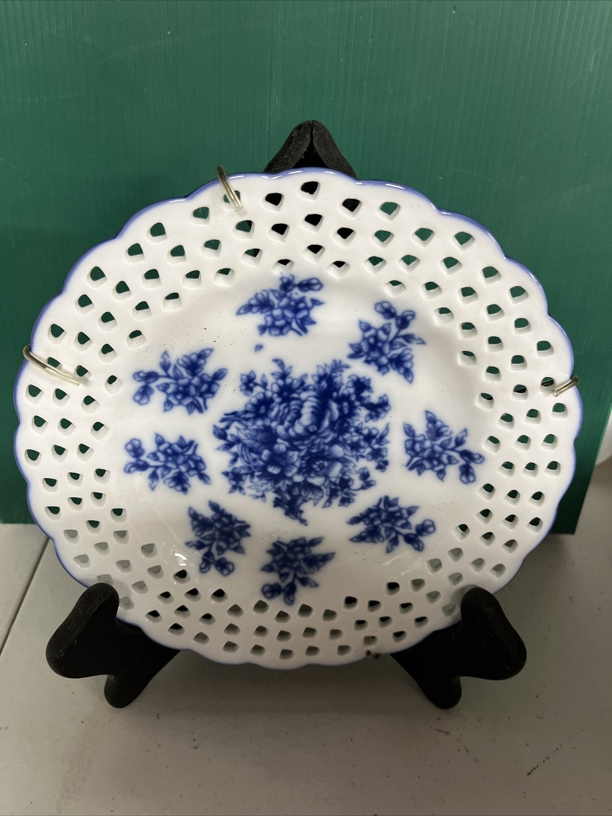 Basic Porcelana Decorative Plate Home White & Blue Floral Pattern Scalloped Edge