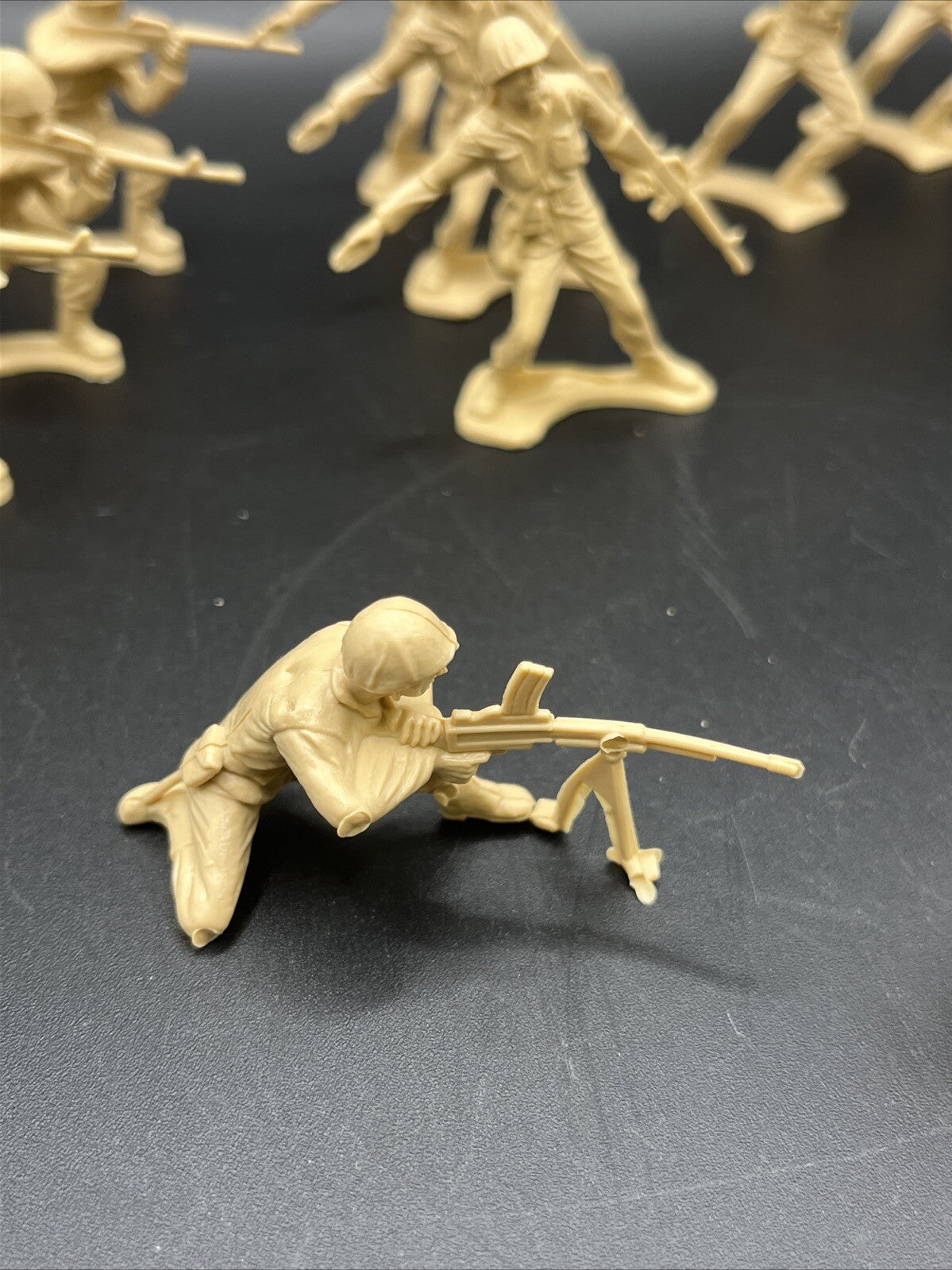 VINTAGE  19 TOY PLASTIC BEIGE ARMY SOLDIER MANY POSITION   G23