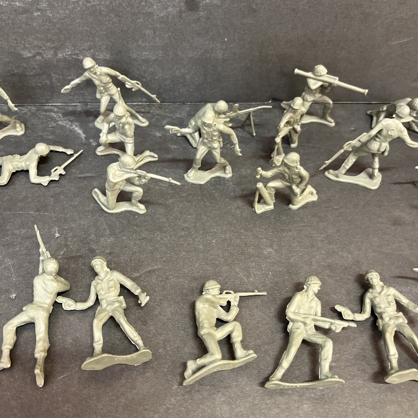 Lot of 30 Vintage 2" Green Plastic Toy Soldiers Army Men